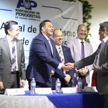 683a38748306c__683a38748306e Cruz Pérez Cuéllar hace entrega de la Columna de Plata a periodista