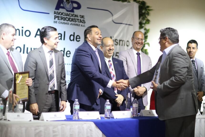 Cruz Pérez Cuéllar hace entrega de la Columna de Plata a periodista