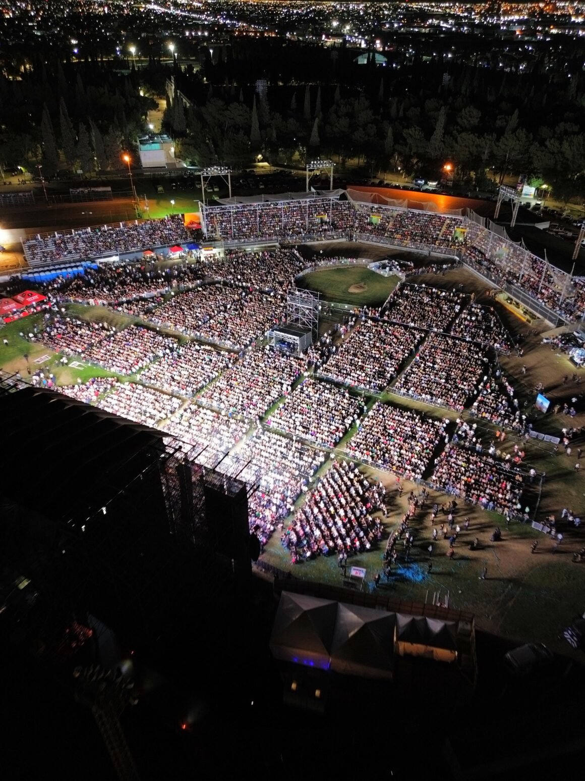 Marco Antonio Solís llena el Estadio Almanza y conquista corazones