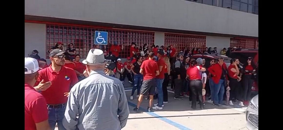 “Clausuran” simbólicamente la Sección 8 del SNTE en Chihuahua; crece la protesta magisterial