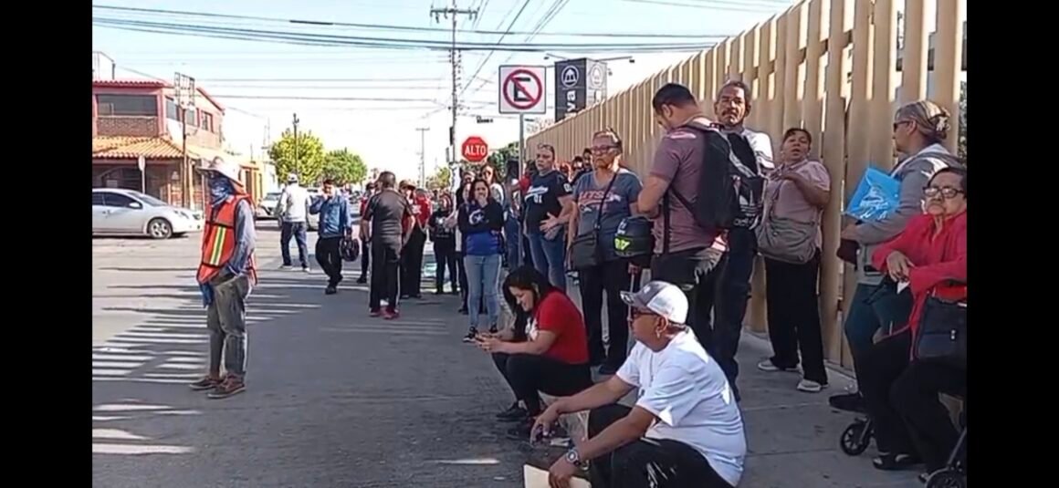 Maestros federales toman oficinas del SAT en protesta contra la Ley del ISSSTE 2025
