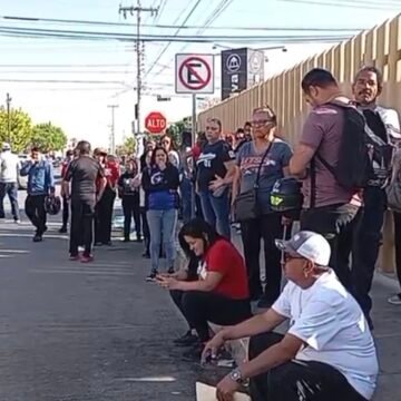 Screenshot_20250520_110153_WhatsApp Maestros federales toman oficinas del SAT en protesta contra la Ley del ISSSTE 2025