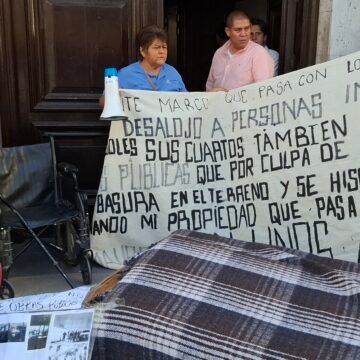 Colocan cama frente a la presidencia para protestar por desalojos