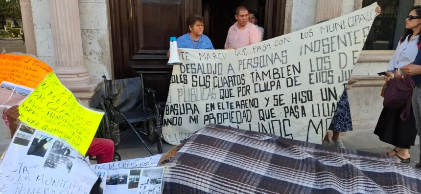 Colocan cama frente a la presidencia para protestar por desalojos