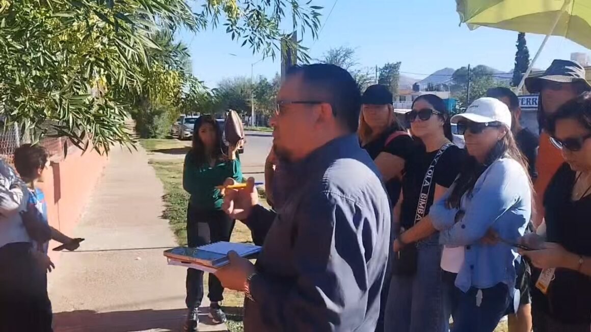 Exigen salida de maestra acusada de violencia; madres y padres toman escuela Belisario Domínguez