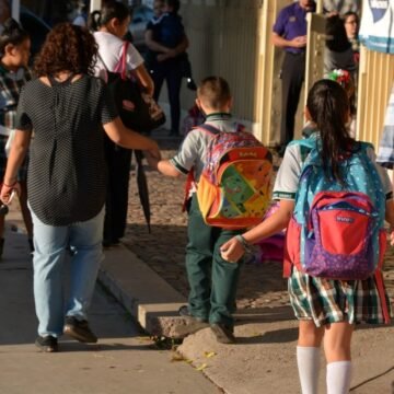 Adelantan vacaciones por altas temperaturas