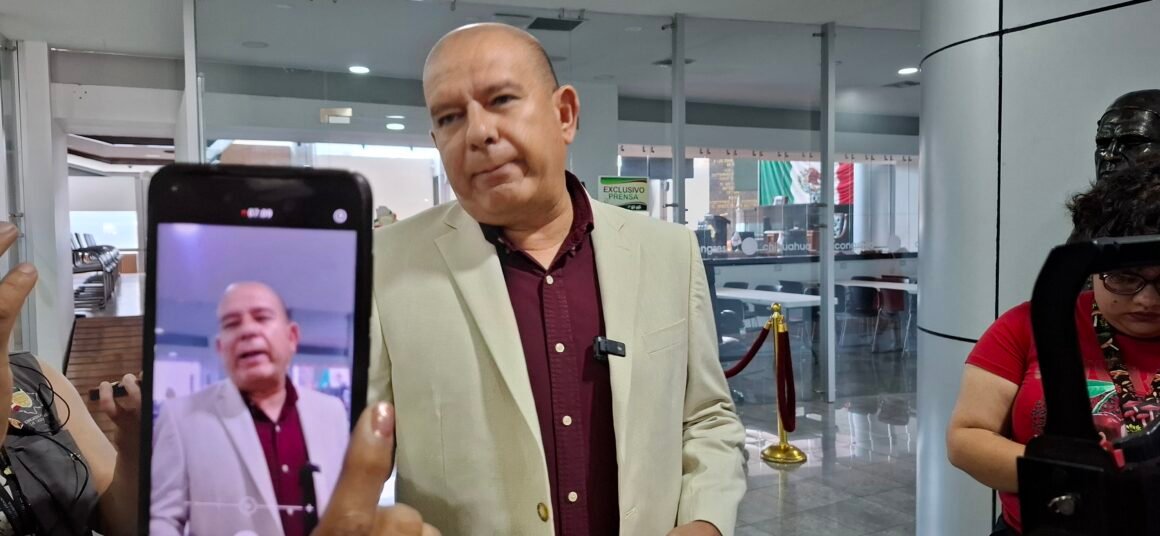 Las manos azules están en la UACH: Luis Alfonso Rivera Campos, primo de Maru Campos, controla la universidad, acusa Cuauhtémoc Estrada