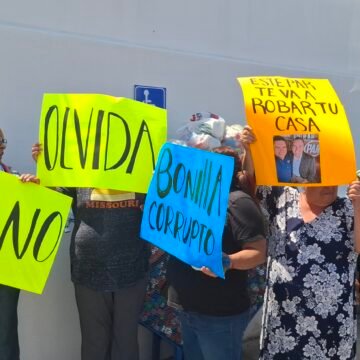 Entre gritos contra Bonilla y recuerdos de Marco Quezada, reciben a Jorge Romero