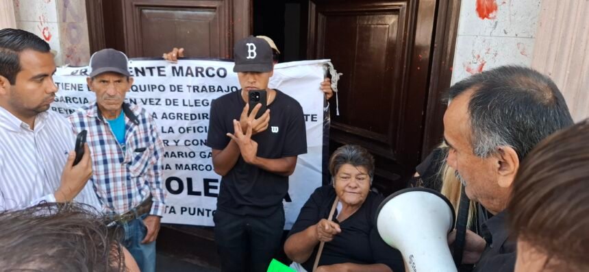 Personas con discapacidad se manifiestan nuevamente en la presidencia municipal por falta de apoyos