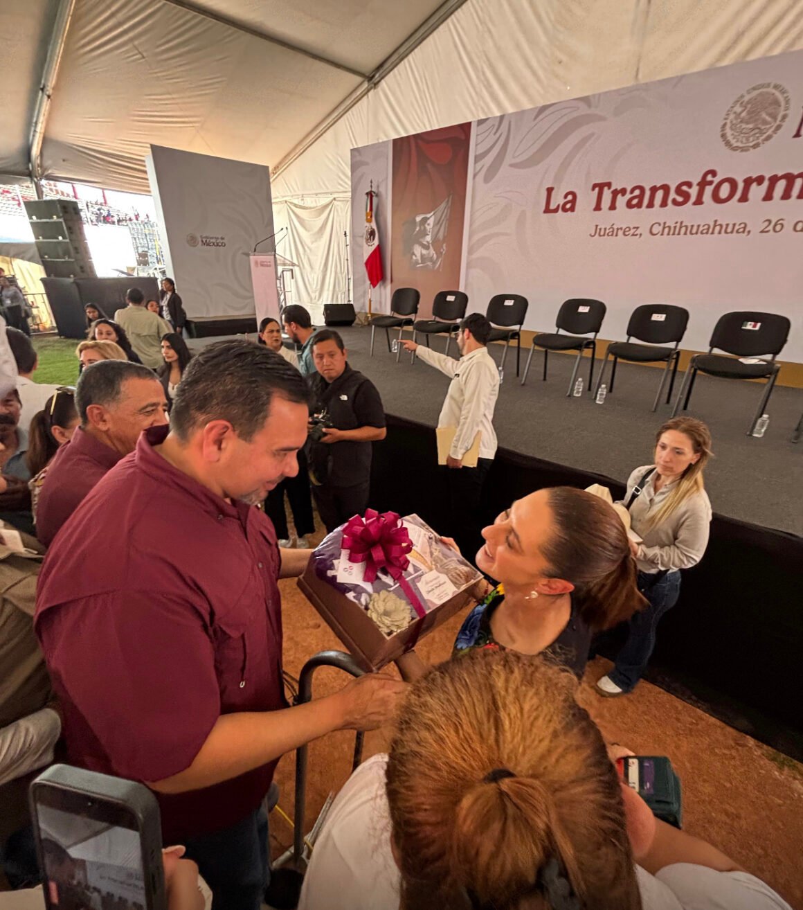 Cruz Pérez Cuéllar entrega obsequios artesanales a Claudia Sheinbaum elaborados por mujeres indígenas juarenses