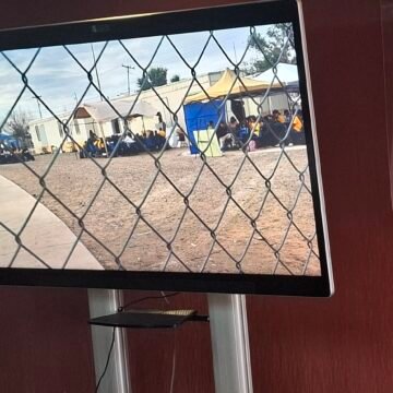 20251008_100952 Exigen condiciones dignas para niños que toman clases al aire libre en Juárez