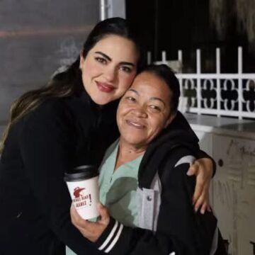 Andrea Chávez en el ojo del huracán por repartir vasos con su imagen