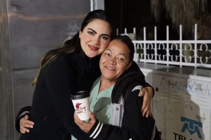 Andrea Chávez en el ojo del huracán por repartir vasos con su imagen