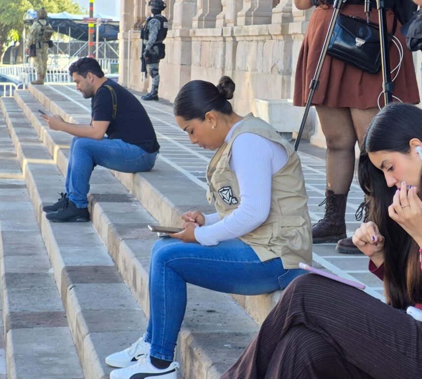 Reporteros afines portan parches con la imagen de Gilberto Loya; lanzan cuenta “Loyafans” en TikTok