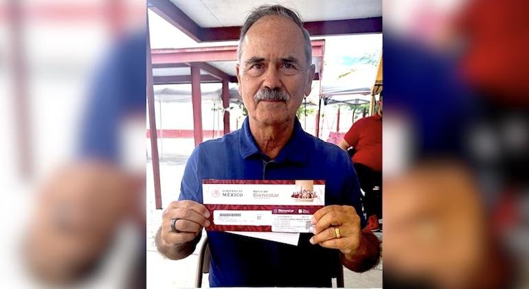 Gustavo Madero presume tarjeta del Bienestar y desata críticas en redes