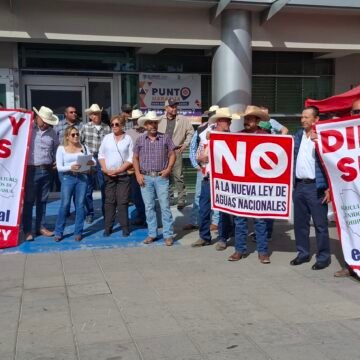20251118_121817 Agricultores bloquean accesos al Congreso y exigen a diputados frenar la nueva Ley General de Aguas