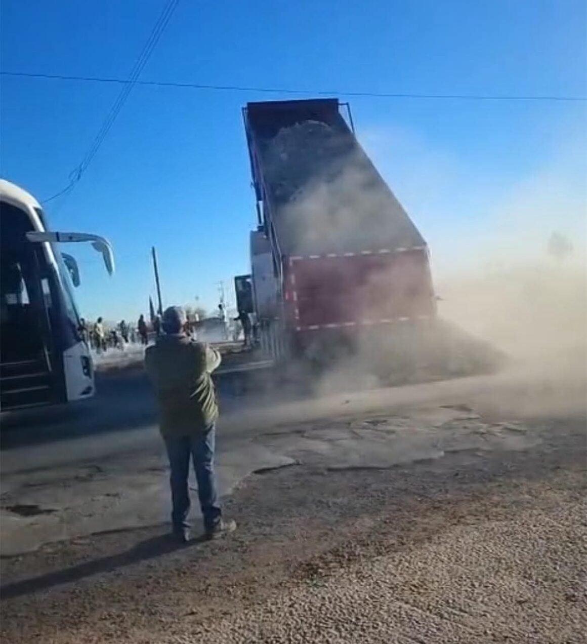 FB_IMG_1764174056908 Se complica la situación en Lázaro Cárdenas: bloqueos, accesos cerrados y protesta por la Ley de Aguas