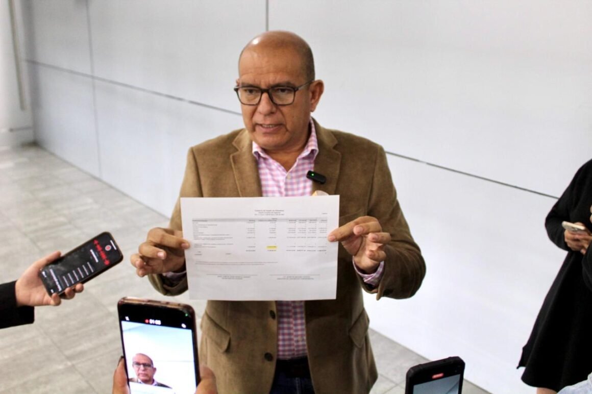 Estrada exhibe a Hacienda: “Los 13 mil millones están en su portal; es financiamiento, no invento mío”