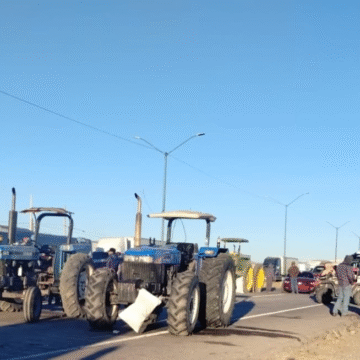 Productores y transportistas cierran cuatro ejes viales en Chihuahua por segundo día consecutivo
