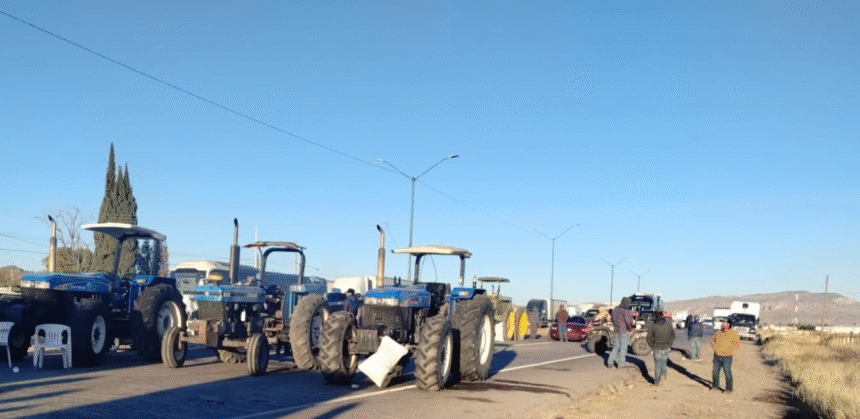 Productores y transportistas cierran cuatro ejes viales en Chihuahua por segundo día consecutivo