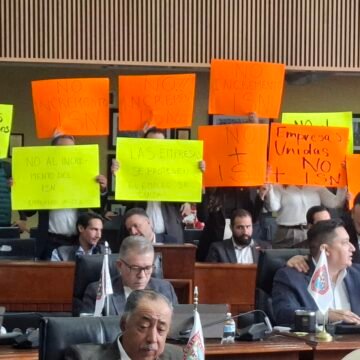 Llega protesta silenciosa del sector empresarial al Congreso del Estado; rechazan aumento al ISN