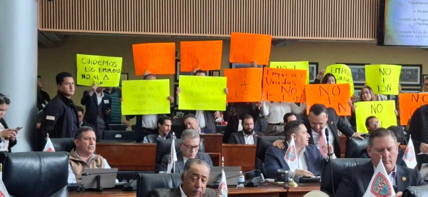 Llega protesta silenciosa del sector empresarial al Congreso del Estado; rechazan aumento al ISN