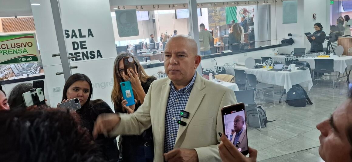 Cuauhtémoc Estrada acusa “traición al pueblo de Chihuahua” por aprobación de deuda y denuncia intento de silenciar al Congreso