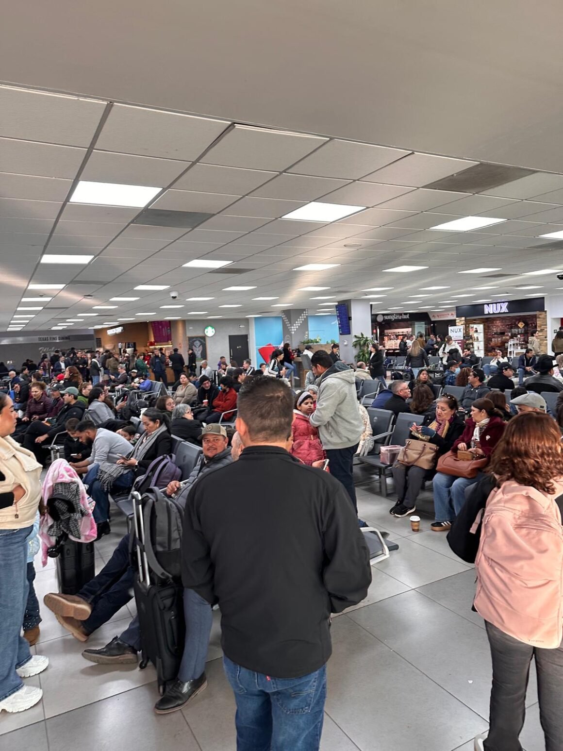 Varados en Chihuahua: pasajeros con destino a Los Ángeles llevan más de 48 horas sin volar por fallas de Volaris