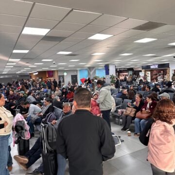 IMG-20251215-WA0005 Varados en Chihuahua: pasajeros con destino a Los Ángeles llevan más de 48 horas sin volar por fallas de Volaris