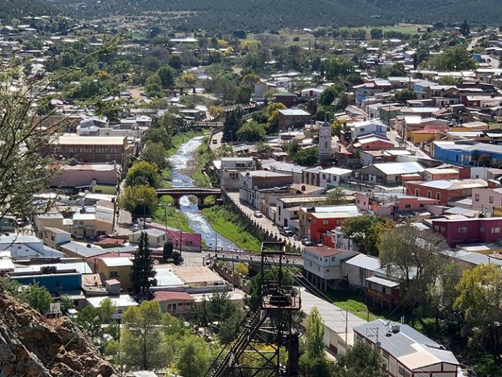 Cierran comercios en Santa Bárbara y se extienden operativos tras hechos violentos en la Parral–Santa Bárbara