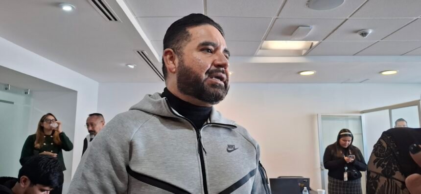 Con vestimenta alusiva a Maduro, Francisco Sánchez acusa al Gobierno federal de financiar a Cuba con petróleo