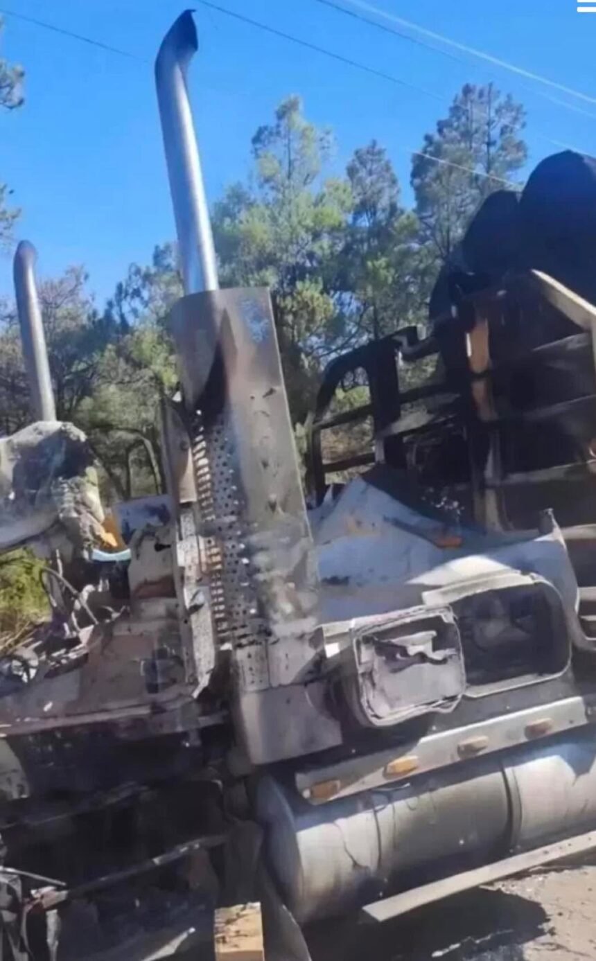 Confirman triple homicidio, tráiler calcinado y bloqueos en Cerro Sólo, Guadalupe y Calvo