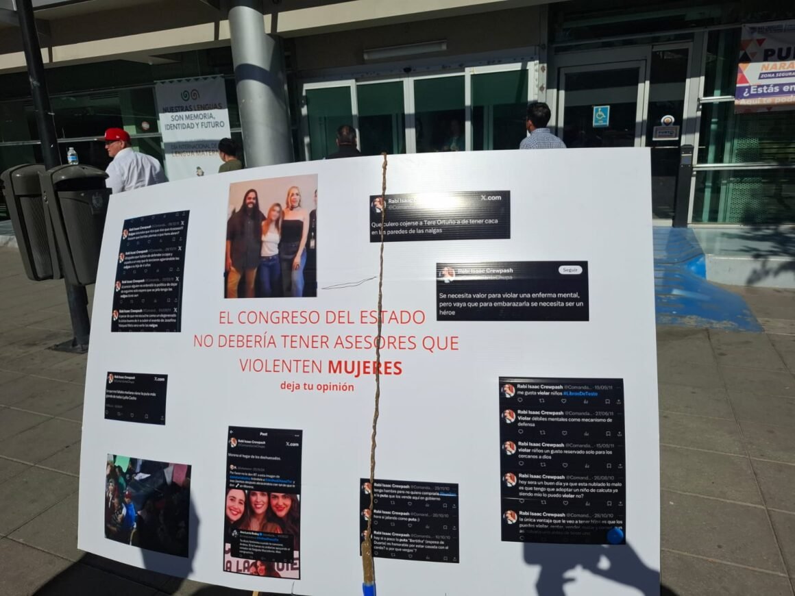 Exhiben afuera del Congreso a asesor de Brenda Ríos por comentarios misóginos