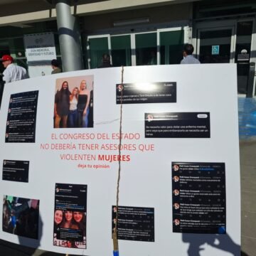 Exhiben afuera del Congreso a asesor de Brenda Ríos por comentarios misóginos