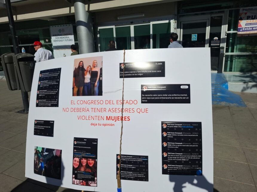 IMG-20260227-WA0008 Exhiben afuera del Congreso a asesor de Brenda Ríos por comentarios misóginos