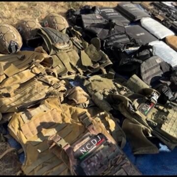 Desmantelan casa de seguridad en Namiquipa; aseguran arsenal, vehículos blindados y equipo táctico