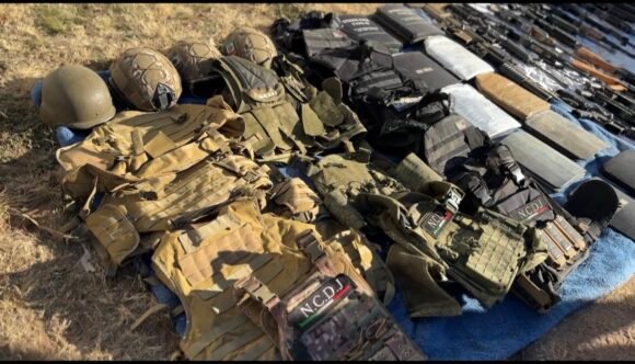 Desmantelan casa de seguridad en Namiquipa; aseguran arsenal, vehículos blindados y equipo táctico