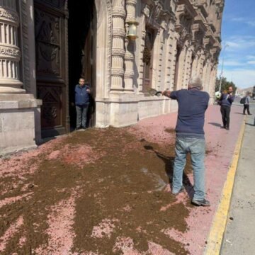 estiercol-puerta-de-palacio Manifestación por el transporte revive memoria política en Palacio