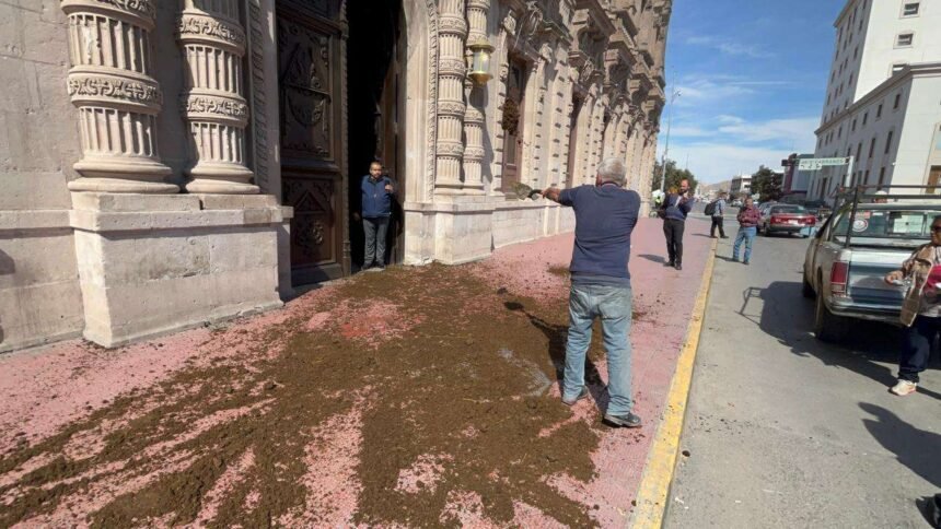 estiercol-puerta-de-palacio Manifestación por el transporte revive memoria política en Palacio