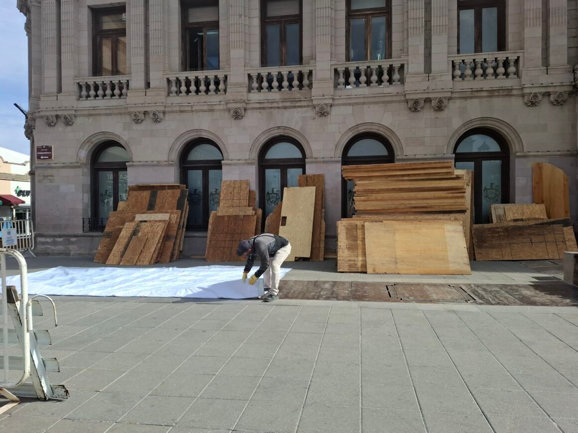 Refuerzan Presidencia Municipal con tablones ante movilización del 8M