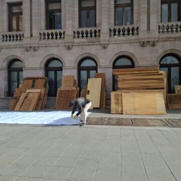 Refuerzan Presidencia Municipal con tablones ante movilización del 8M