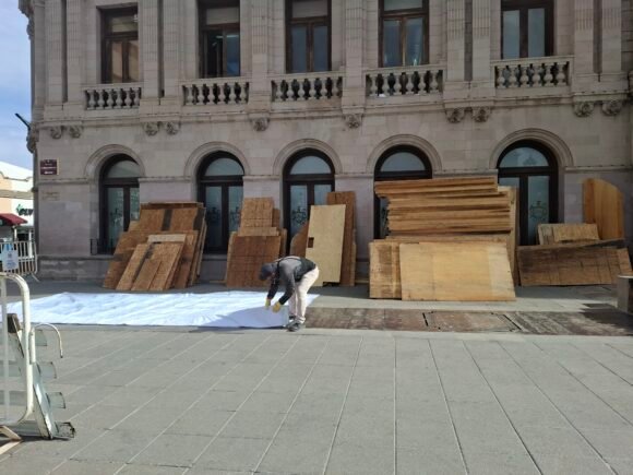 Refuerzan Presidencia Municipal con tablones ante movilización del 8M