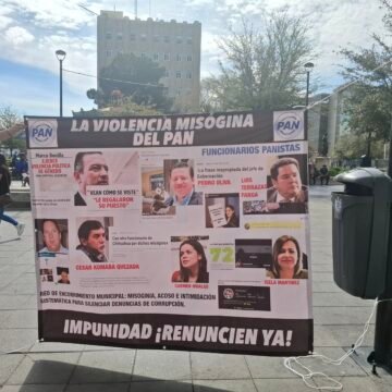 Colocan lona frente al Congreso con señalamientos contra funcionarios del PAN