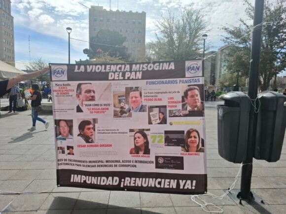 Colocan lona frente al Congreso con señalamientos contra funcionarios del PAN