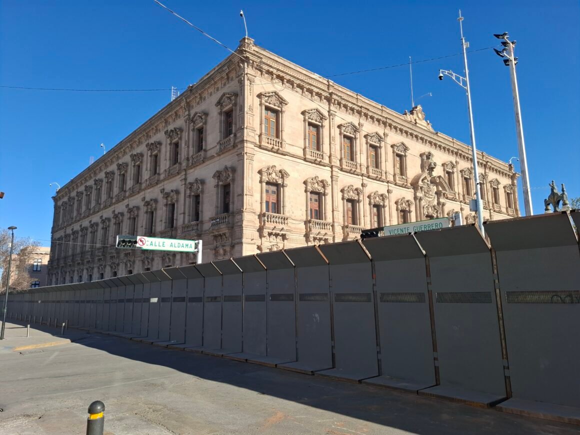 Colocan vallas en Palacio de Gobierno y cierran calles del Centro por marcha del 8M