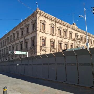 Colocan vallas en Palacio de Gobierno y cierran calles del Centro por marcha del 8M