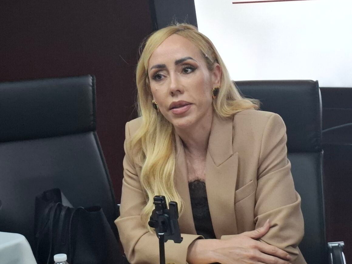 Denuncia Brenda Ríos acoso y misoginia; exige solución al transporte o renuncia de De la Peña