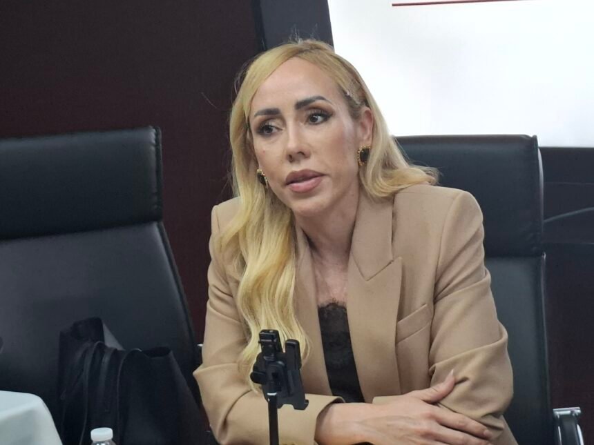 Denuncia Brenda Ríos acoso y misoginia; exige solución al transporte o renuncia de De la Peña