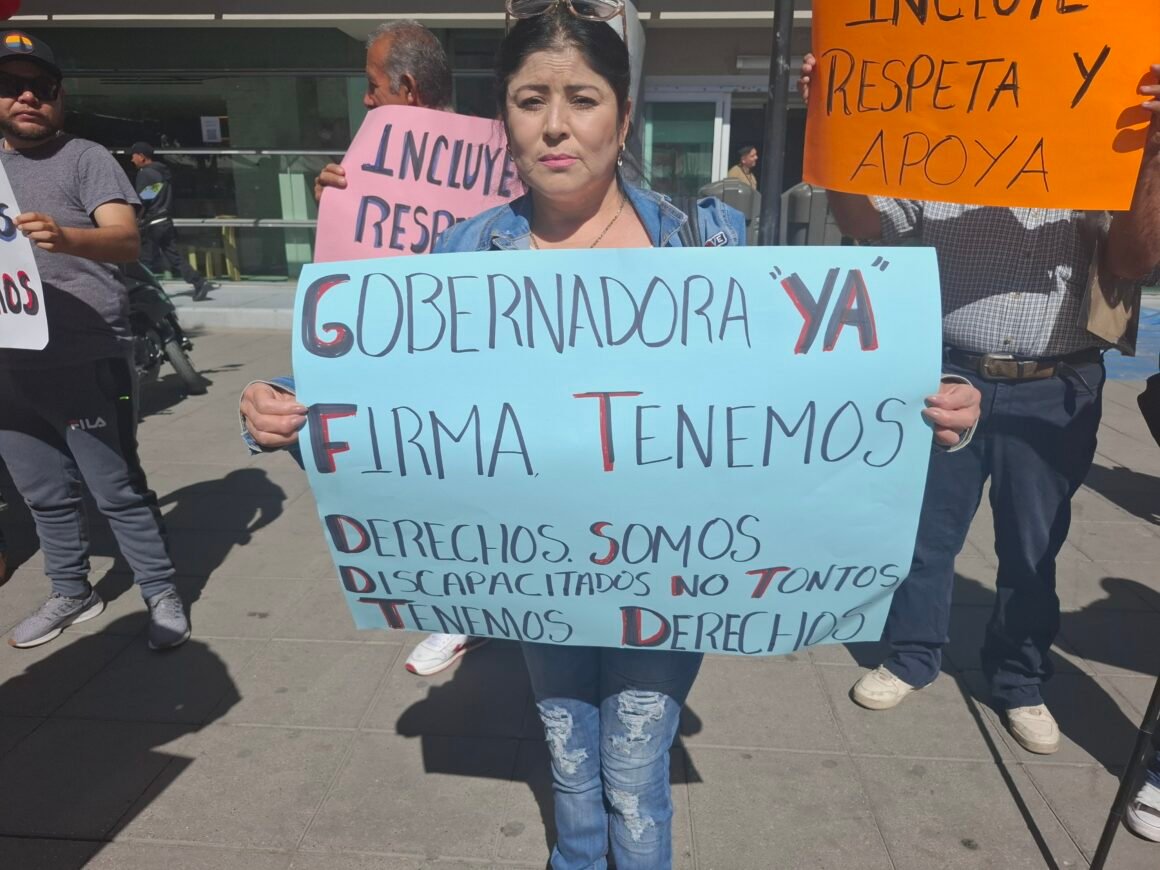 Exigen a Maru Campos firmar convenio para pensión universal de personas con discapacidad