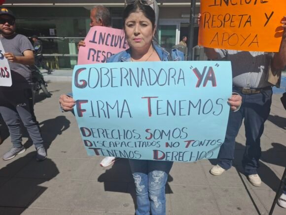 Exigen a Maru Campos firmar convenio para pensión universal de personas con discapacidad